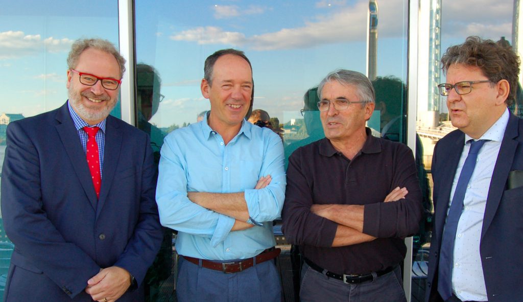 Ci dessus au centre Christophe MULLE, directeur de Bordeaux Neurocampus et Bernard ALAUX, directeur de Cap Sciences, à droite Dominique REBIERE, délégué régional à la recherche et à la technologie (DRRT) et Thierry THEVENIN son adjoint.