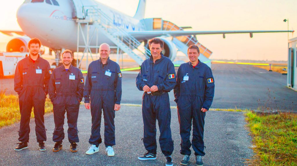 Sur le tarmac de l'aéroport de Mérignac, devant les locaux de NOVESPACE, l'équipe du projet GENEPI avant le départ du vol zero-g, le matin. De gauche à droite: Florent PACLET, Etienne GUILLAUD, Dominique GUEHL, Franck QUAINE, Frédéric DANION.