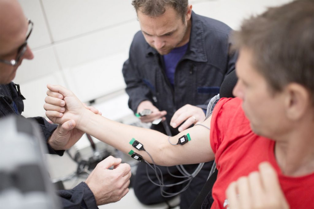 Placement des électrodes EMG sur le bras du sujet entre la 15e et 16e parabole (changement de sujet).